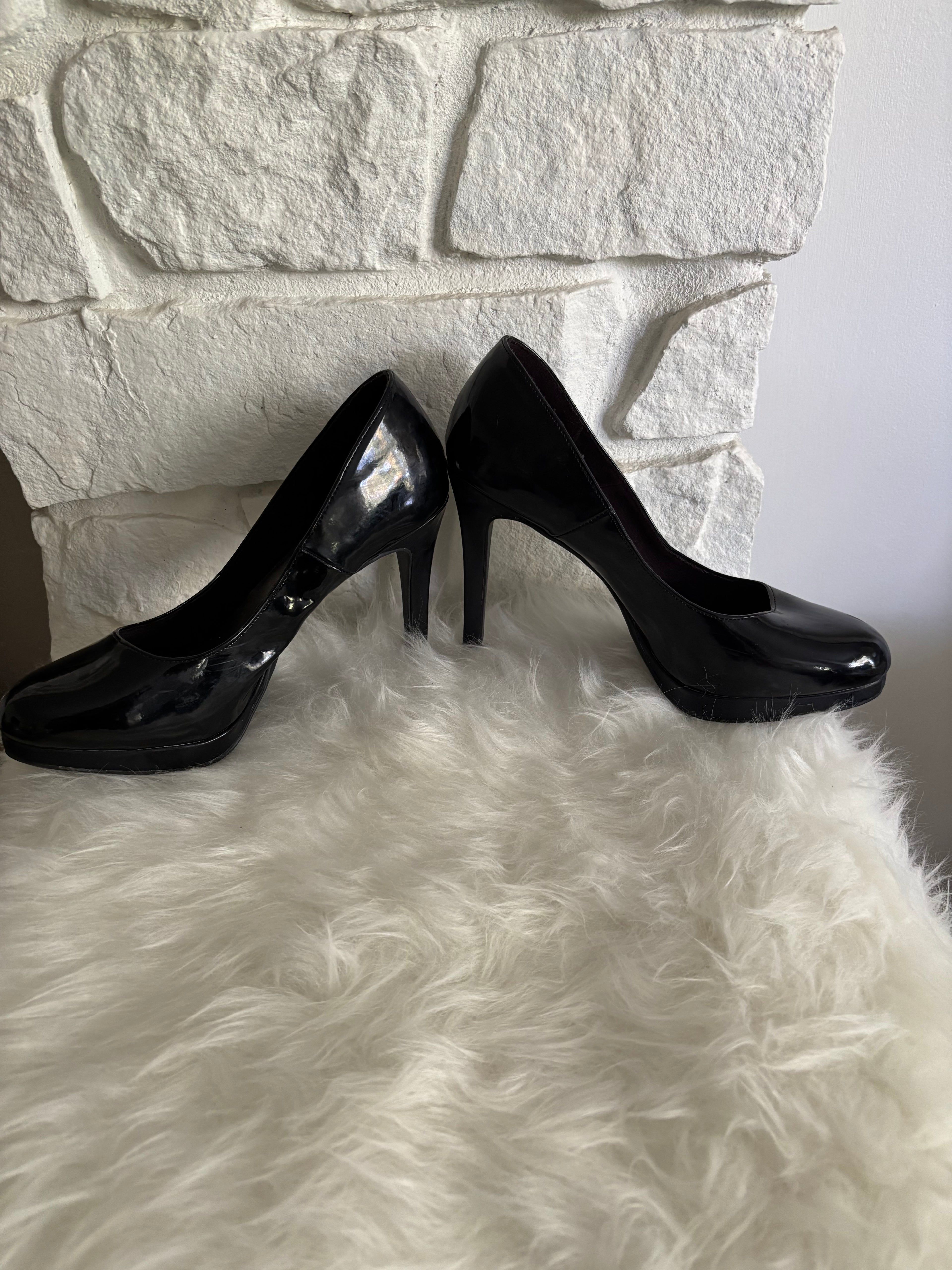 Obsidian Heels