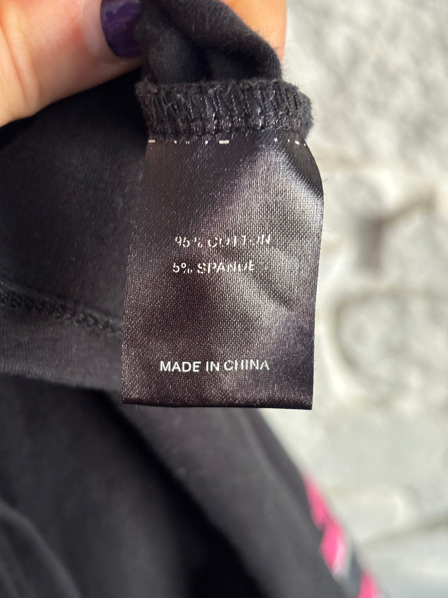 Close up of fabric tag that says " 95% cotton, 5% spandex, made in China."