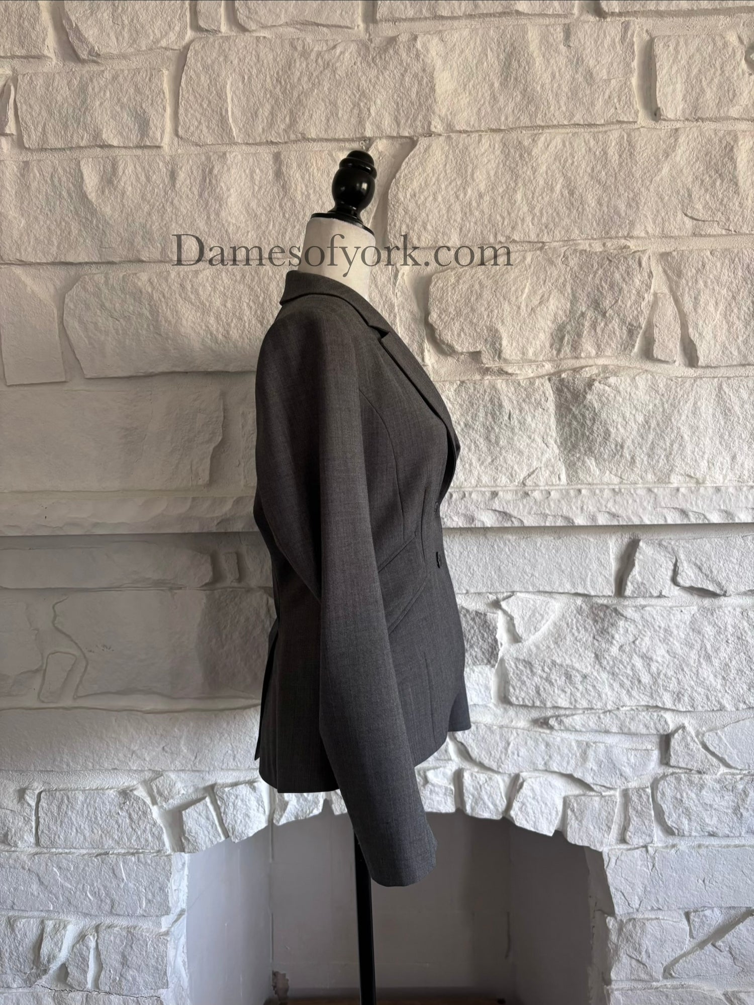 Side view of grey fitted blazer on mannequin 
