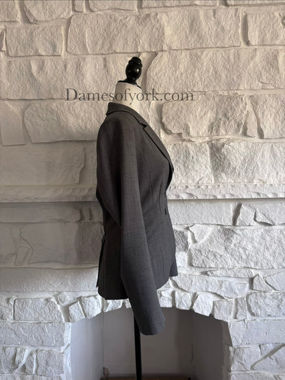 Side view of grey fitted blazer on mannequin 